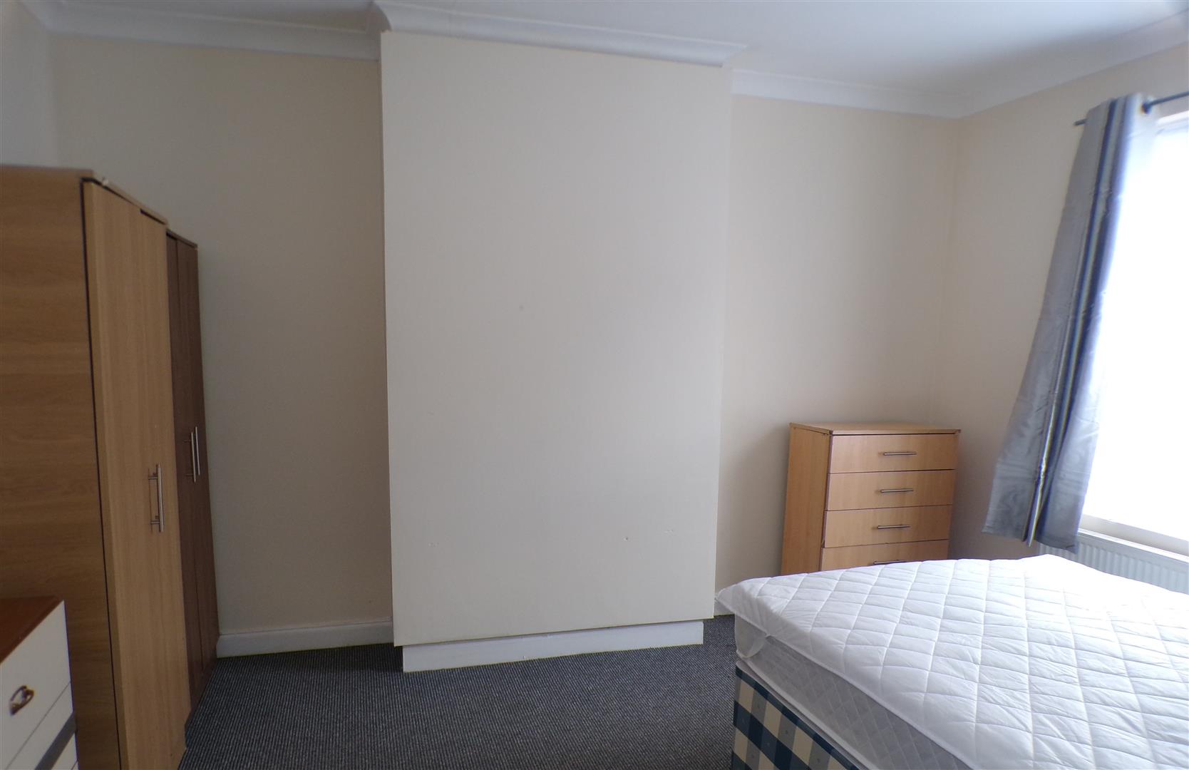 1 bed property in Recreation Crescent, Leeds
